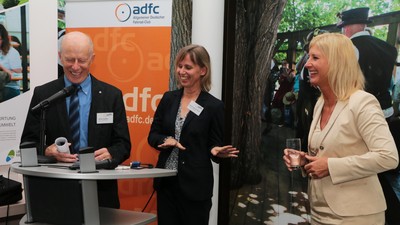 Klimaschutz soll bei uns in Bayern zu einer Bürgerbewegung werden. Genau das wollen wir mit unserer Klima-Allianz erreichen. Zusammen mit dem ADFC als Partner „trommeln“ wir dabei auch für mehr Radfahren und fördern das Fahrrad als klimafreundlichstes Verkehrsmittel!
