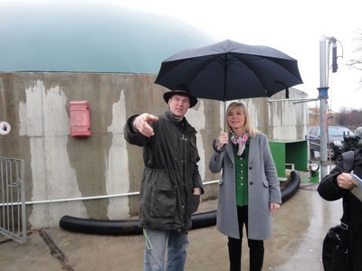 „Biogaswärme sichtbar machen“ – Übergabe der Anerkennungsschilder für Wärmeabnehmer in Harham