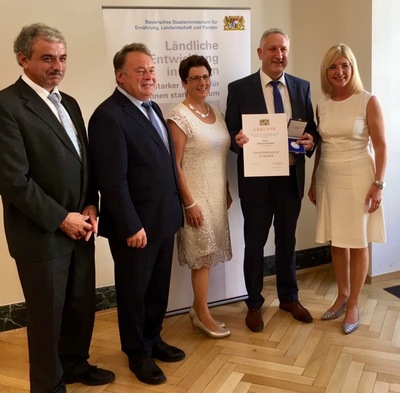 Herzlichen Glückwunsch an "meinen" Bürgermeister Hans Wiesmaier! Für seine großen Verdienste um den ländlichen Raum wurde ihm von Landwirtschaftsminister Helmut Brunner die Staatsmedaille in Silber verliehen!