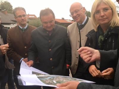Zu Besuch bei Alexander Radwan am Tegernsee und Arzbach, um über die aktuellen Maßnahmen im Bereich Hochwasserschutz mit den betroffenen Bürgern zu sprechen.