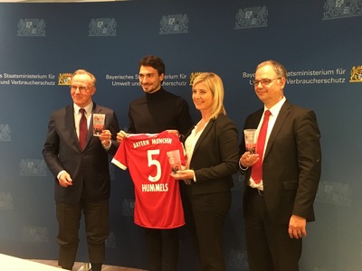 Heimspiel für den Klimaschutz
FC Bayern stellt von Sommer 2018 an bei Heimspielen auf Mehrwegbecher um.